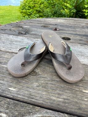 Sanuk Women’s Sz7 Brown yoga Mat Flip Flops with Poka-Dot Accent#314